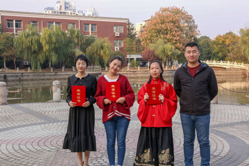 王家甲老师为二等奖颁奖.jpg 王家甲老师为二等奖颁奖.jpg