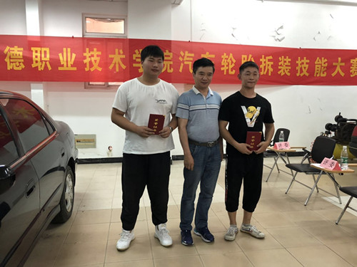 薛院长为获奖选手颁奖_副本.jpg 薛院长为获奖选手颁奖_副本.jpg