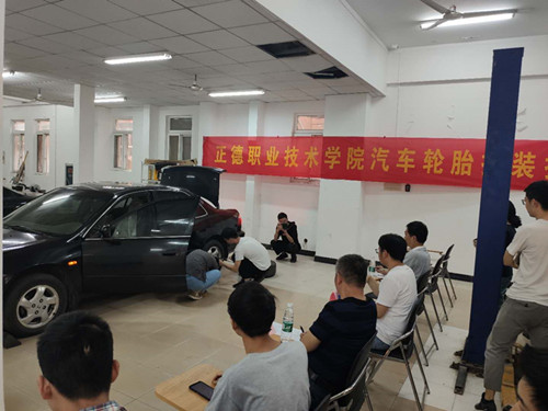 拆装轮胎比赛紧张进行中_副本.jpg 拆装轮胎比赛紧张进行中_副本.jpg