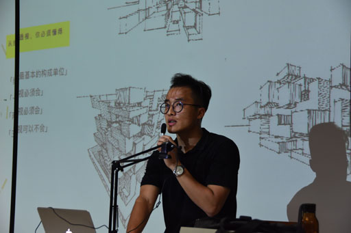 李响老师演讲.jpg 李响老师演讲.jpg