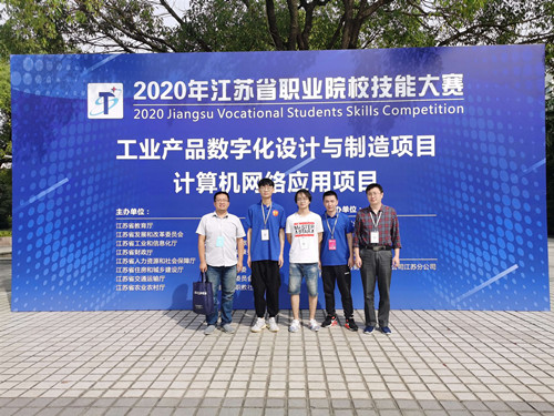 户外露出
参赛师生合影_副本.jpg