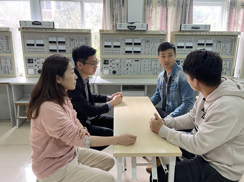 商讨实习管理_副本.jpg 商讨实习管理_副本.jpg