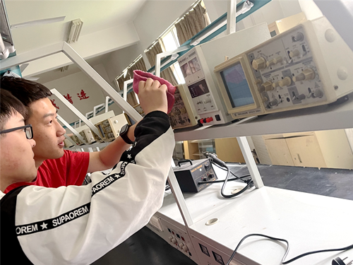 辅导员付磊指导学生进行劳动教育实践_副本.png 辅导员付磊指导学生进行劳动教育实践_副本.png