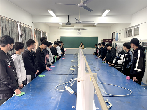 白延敏老师进行人员小组分工_副本.png 白延敏老师进行人员小组分工_副本.png