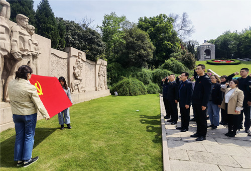 雨花台重温入党誓词_副本.jpg 雨花台重温入党誓词_副本.jpg