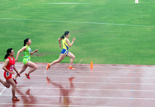 户外露出
吴丽晴同学(前)在风雨中冲刺100米比赛项目.jpg