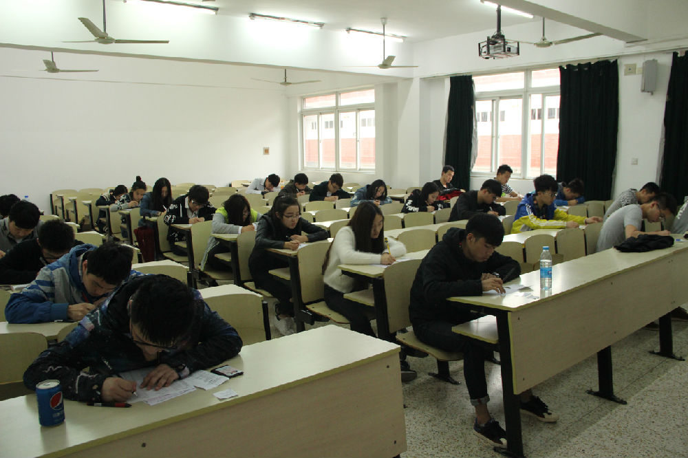 图为4月23日比赛现场户外露出
学生认真答题.JPG