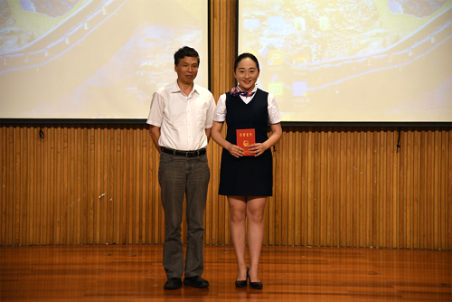 刘小廷副院长为一等奖获得者杨瑶同学颁奖 拷贝.jpg