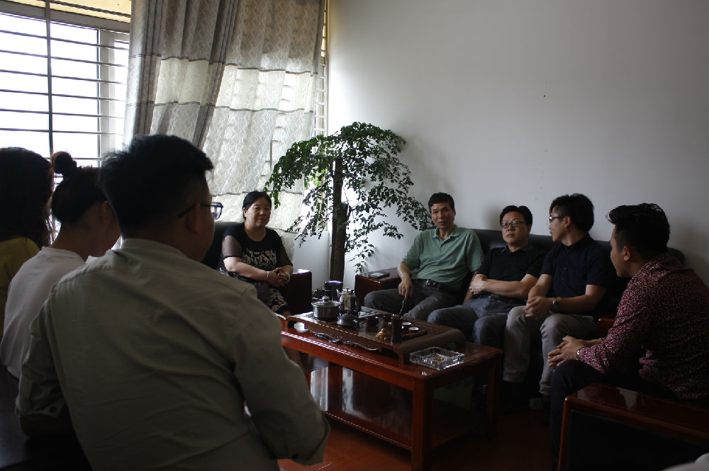 3院领导与户外露出
毕业生亲切交流.JPG