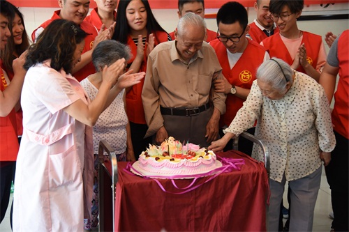 3老人们切蛋糕 .JPG