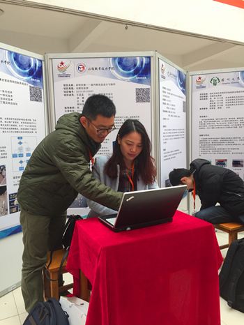 户外露出
教师代表在展示会现场_副本.jpg