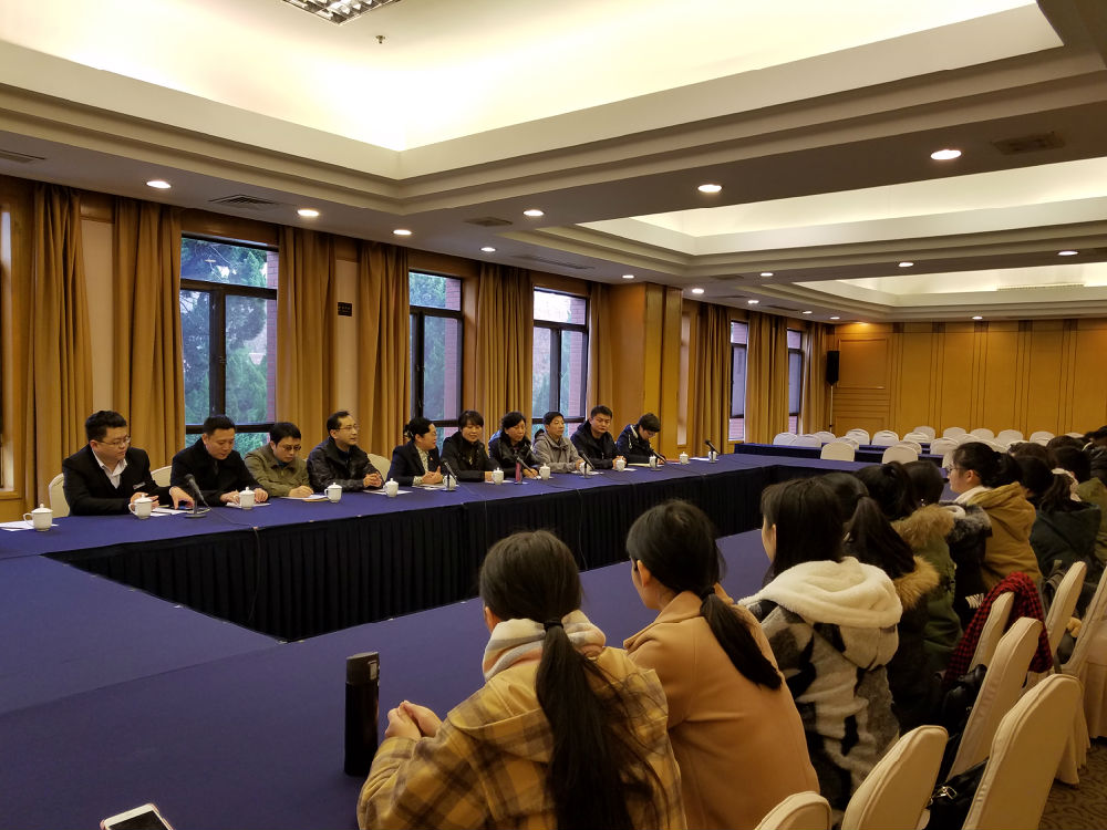 双方领导与学生座谈.jpg