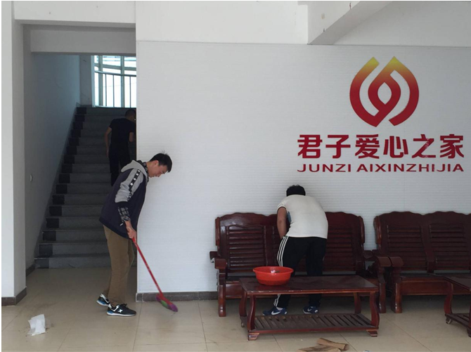 图一 志愿者们在认真打扫卫生.png