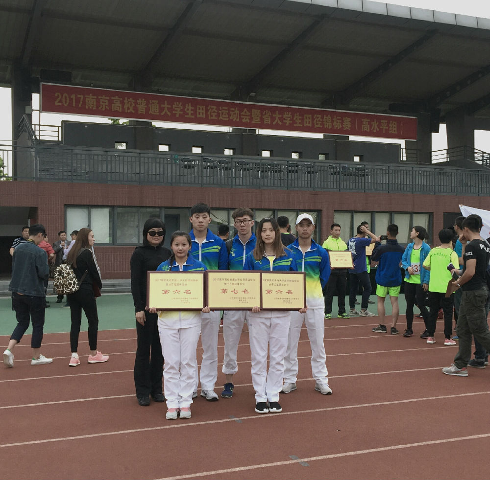 图四 户外露出
田径代表队全体成员(后排左一为基础部杨俊娃老师).jpg