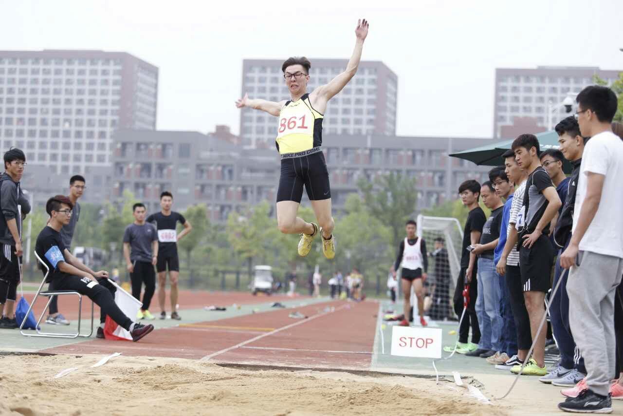 图一 王佳同学在男子跳远比赛中.jpg