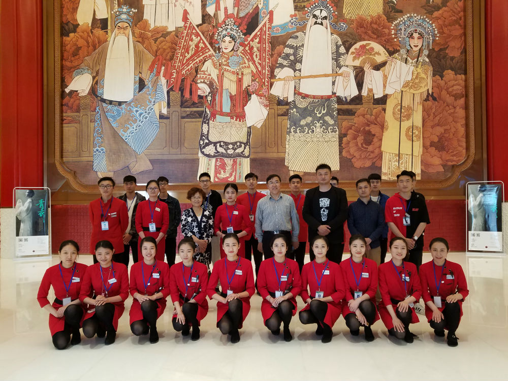 图二 师生们在江苏大剧院工作区合影.jpg