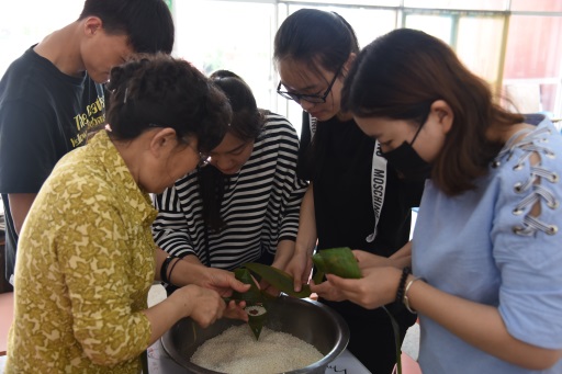 图二 包粽子也有很多技巧的.JPG