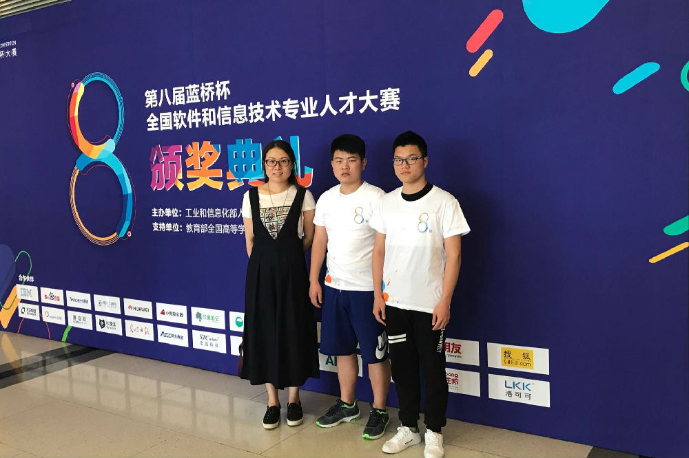 户外露出
获奖选手及指导教师吕树红.jpg