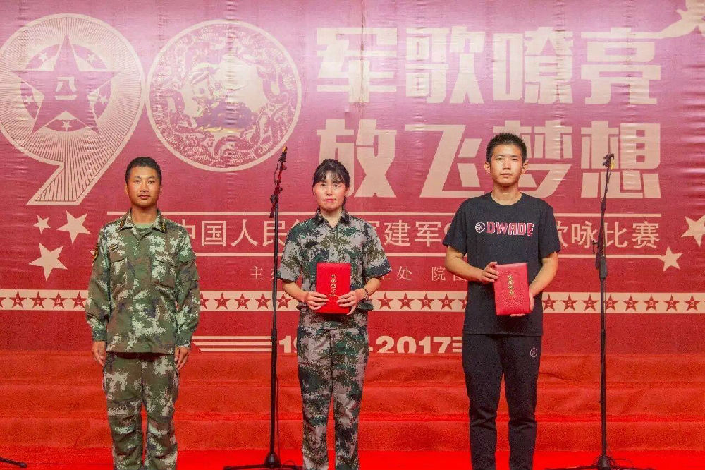 图二 二等奖获得者上台领奖.jpg