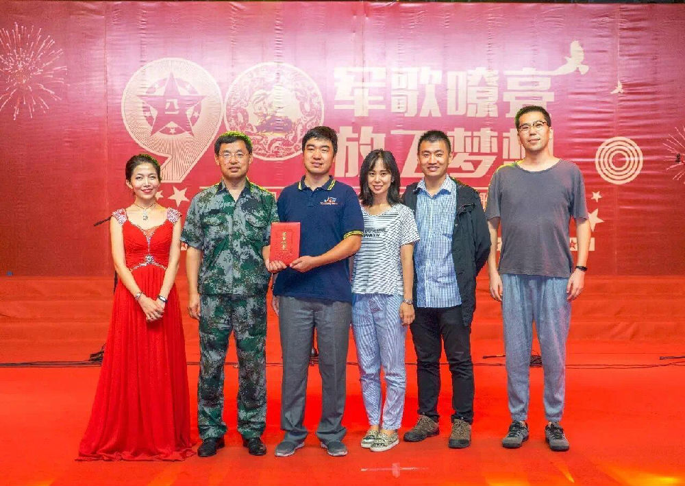 图二 一等奖获得者上台领奖.jpg