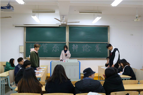 辩论赛如火如茶的进行中.jpg