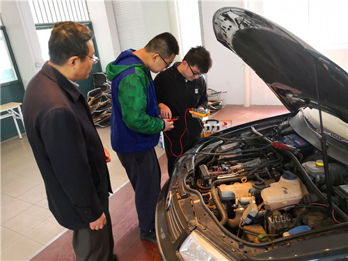 学生做点火正时检测项目实训.jpg
