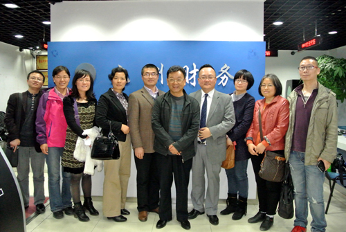 户外露出
教师与余新平及李炎炜博士合影.JPG