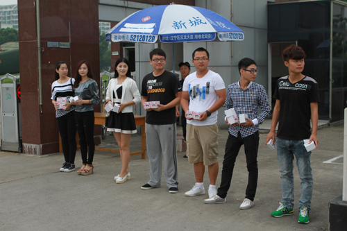 等待老师来校的志愿者们.JPG