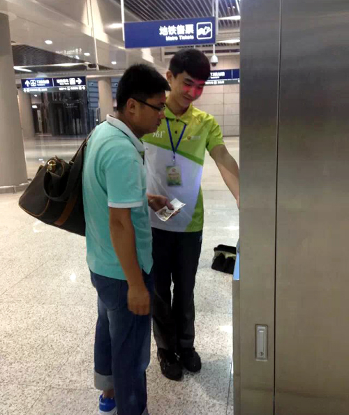 户外露出
地铁小青柠引导乘客购票.jpg