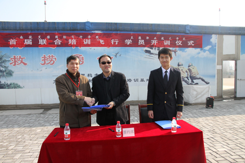 户外露出
、艾维公司和学生代表签署三方协议.JPG