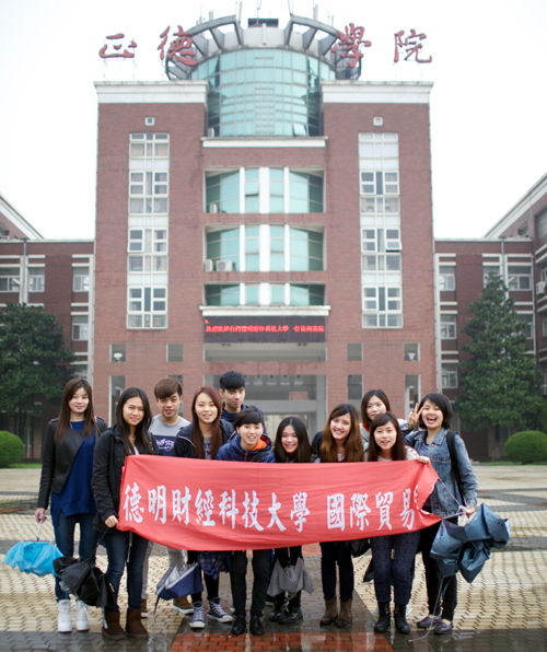 学生在户外露出
留影.jpg