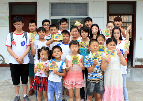 志愿者与严集村小孩合影.JPG