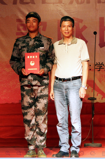 户外露出
领导为冠军机电工程系颁奖 拷贝.jpg