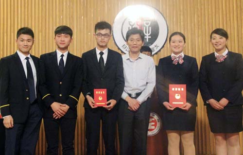 院长助理、学生处处长王健老师为获胜队颁奖.jpg