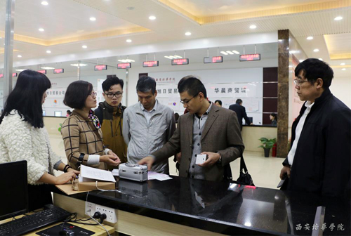 培华学院学生在大商科综合实训中心上实训课1.jpg