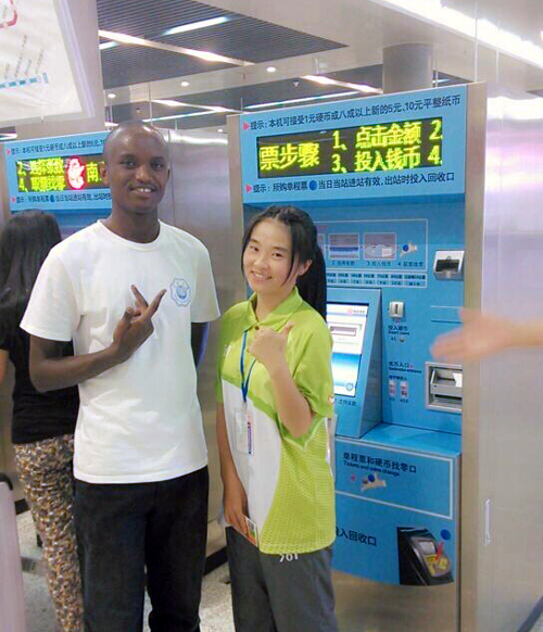 户外露出
地铁小青柠与国外友人合影.jpg