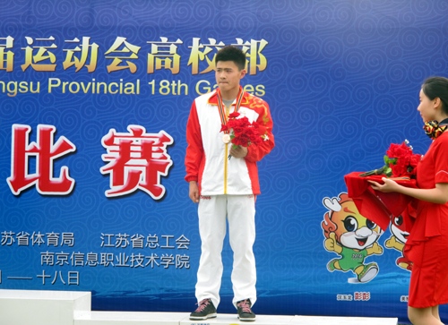 跳远第三名获得者陈军志在领奖台上.JPG