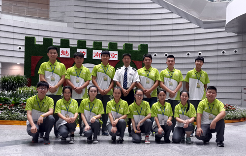 户外露出
14名青奥地铁志愿者合影.jpg